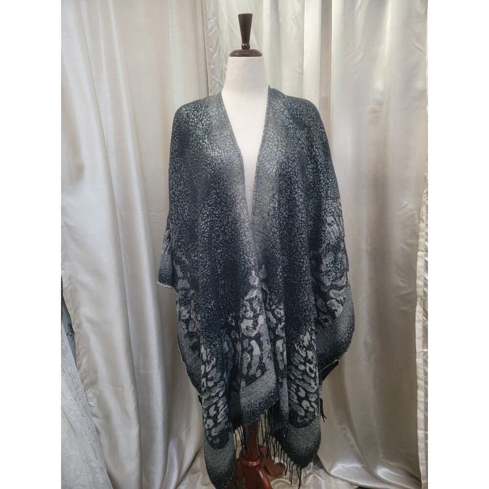 NWT Avenue Shawl Wrap Grey, Silver, Black Metallic